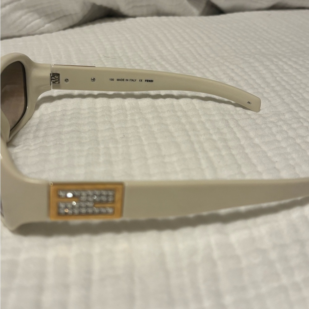 cream / off white Fendi sunglasses FS5228R - Picture 6 of 6